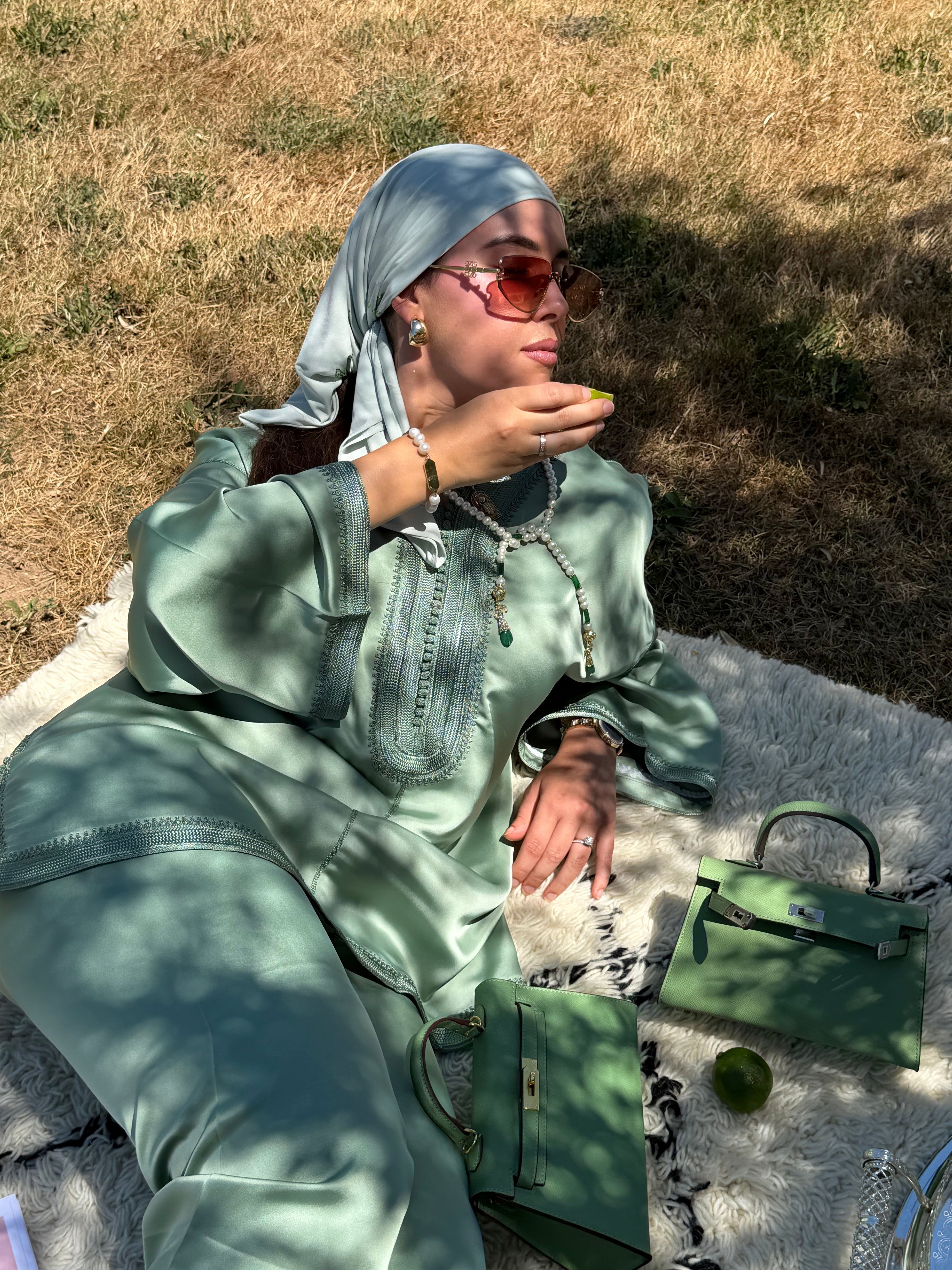 Jabador RIM porté en extérieur avec foulard assorti et lunettes de soleil