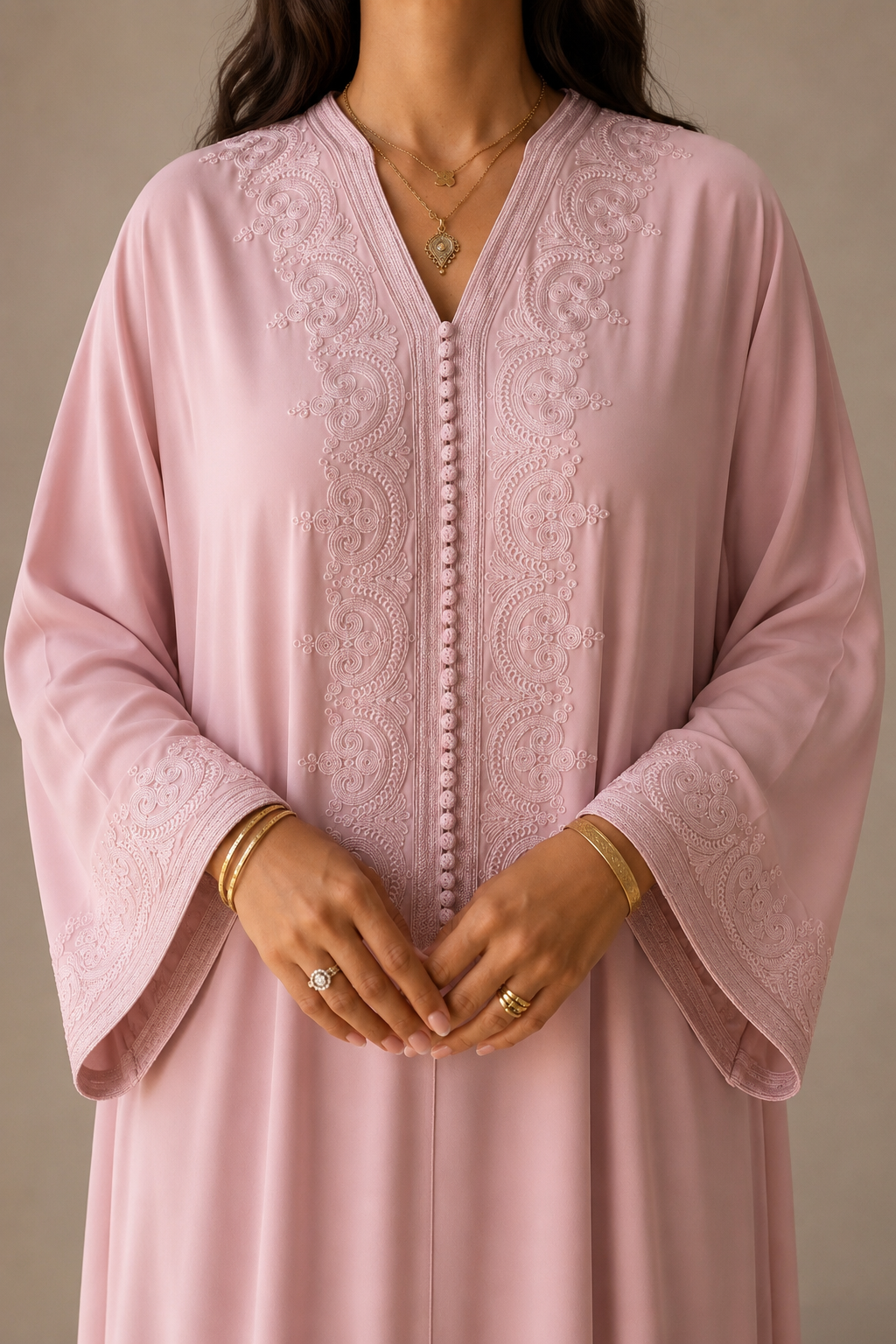 Abaya Laya rose poudré portée assise, vue complète